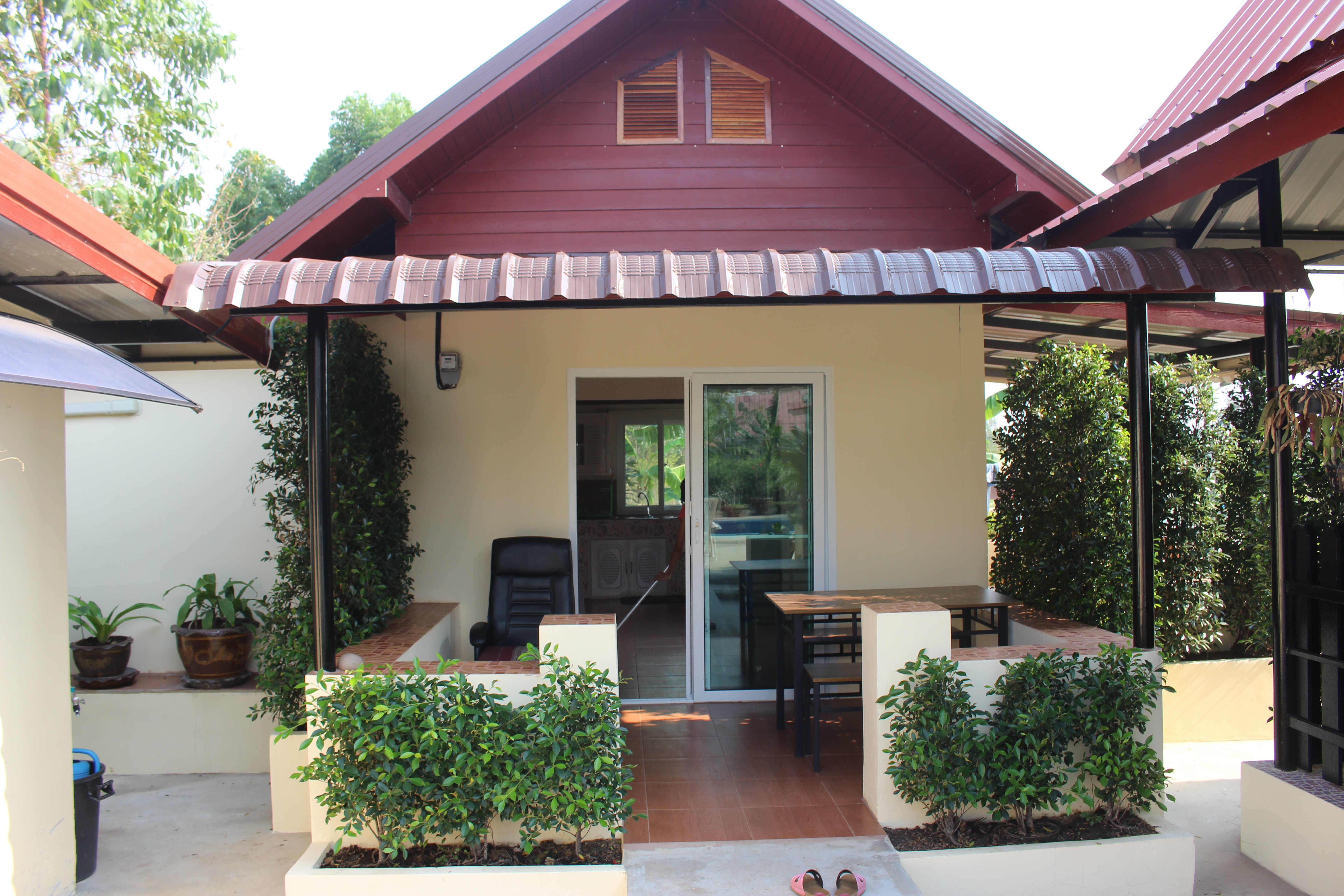 UdonThani pool villa Rentals 1,2,3 bedroom units  Prices from 699 baht per day.  www.leeyaresort.com